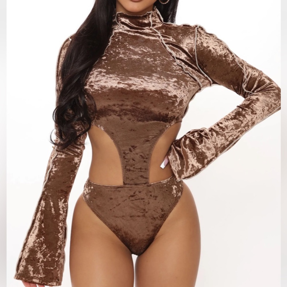 FASHIONNOVA CRUSHIN' HEARTS VELVET BODYSUIT - BROWN (M)